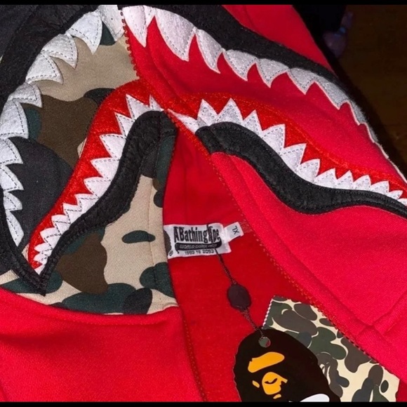 A bathing ape hoodie - Picture 3 of 5